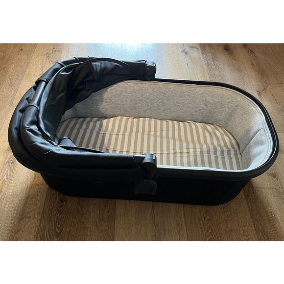 Uppababy Vista 2 Bassinet Caviar Black & Silver - Picture 2 of 6